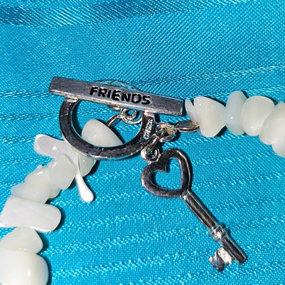 MOTHER OF PEARL CHIP TOGGLE CLASP BRACELET  WITH HEART KEY AND FRIENDSHIP CHARM - Picture 10 of 10